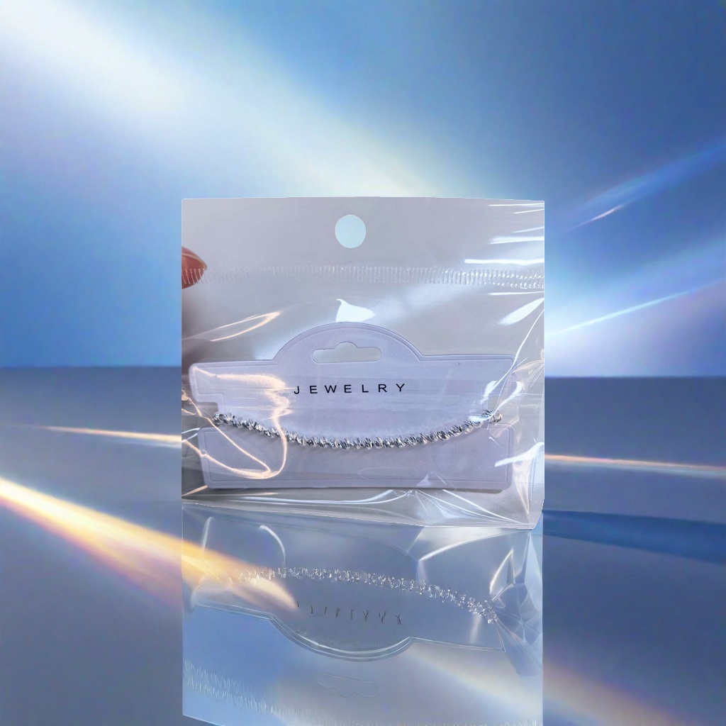 The silver alloy chain bracelet is a fashionable, simple and versatile ladies' accessory details Picture