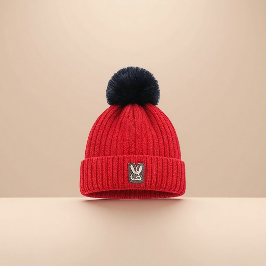 The red knitted cap as the main body, the warm woolen cap, is a versatile Korean style for women in autumn and winter, making the face look smaller Application Scenario