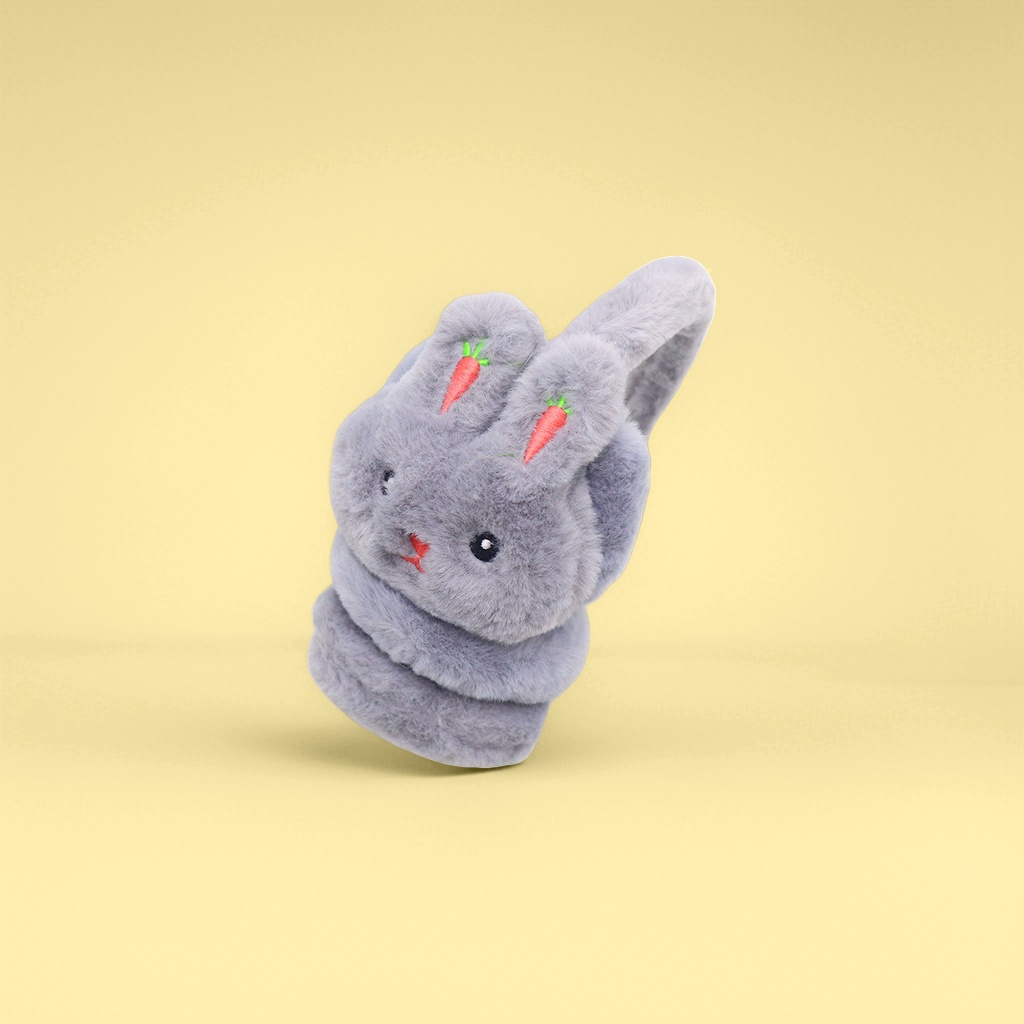 The grey plush rabbit-shaped ear cups are warm and cold-proof, cute and adorable, suitable for student dormitories
