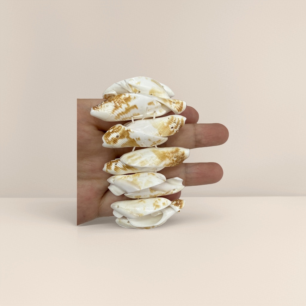 Natural shell bracelets are simple, fashionable and versatile accessories for women