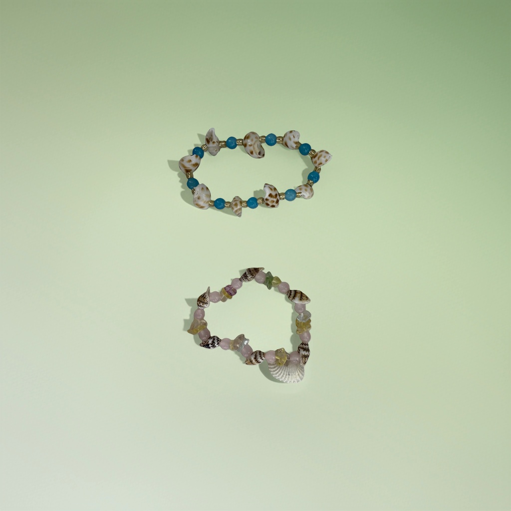 The shell bracelet is a simple and fashionable jewelry accessory for women, featuring natural sea shells
