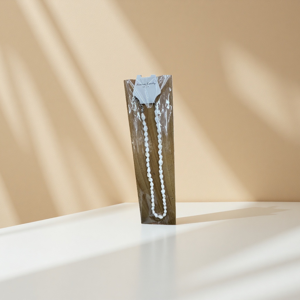 White shell necklace for women, natural mother-of-pearl round and lustrous collarbone chain Application Scenario