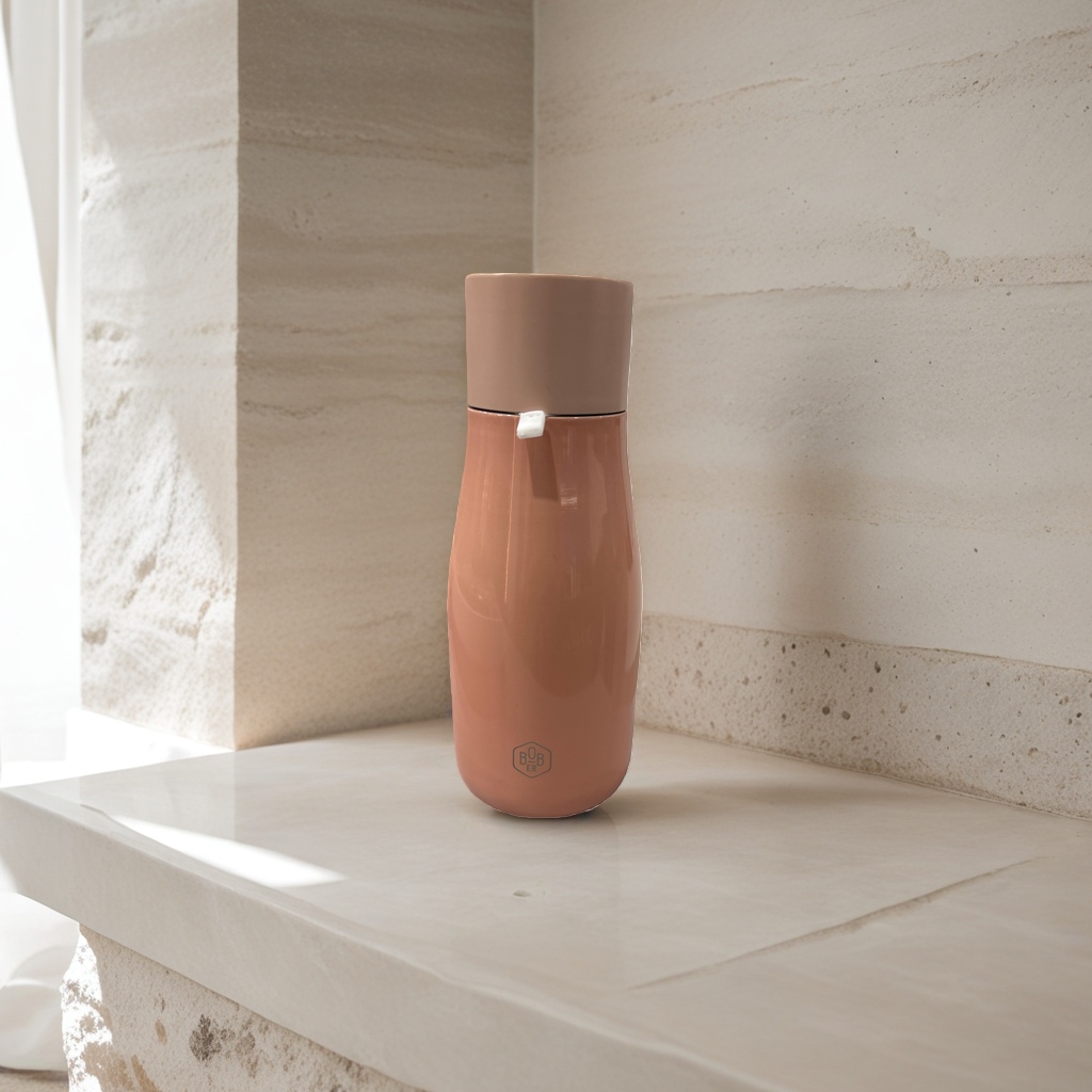 The pink insulated cup is made of stainless steel with a vacuum insulation capacity of 350ml. It is heat-resistant and leak-proof, simple and fashionable