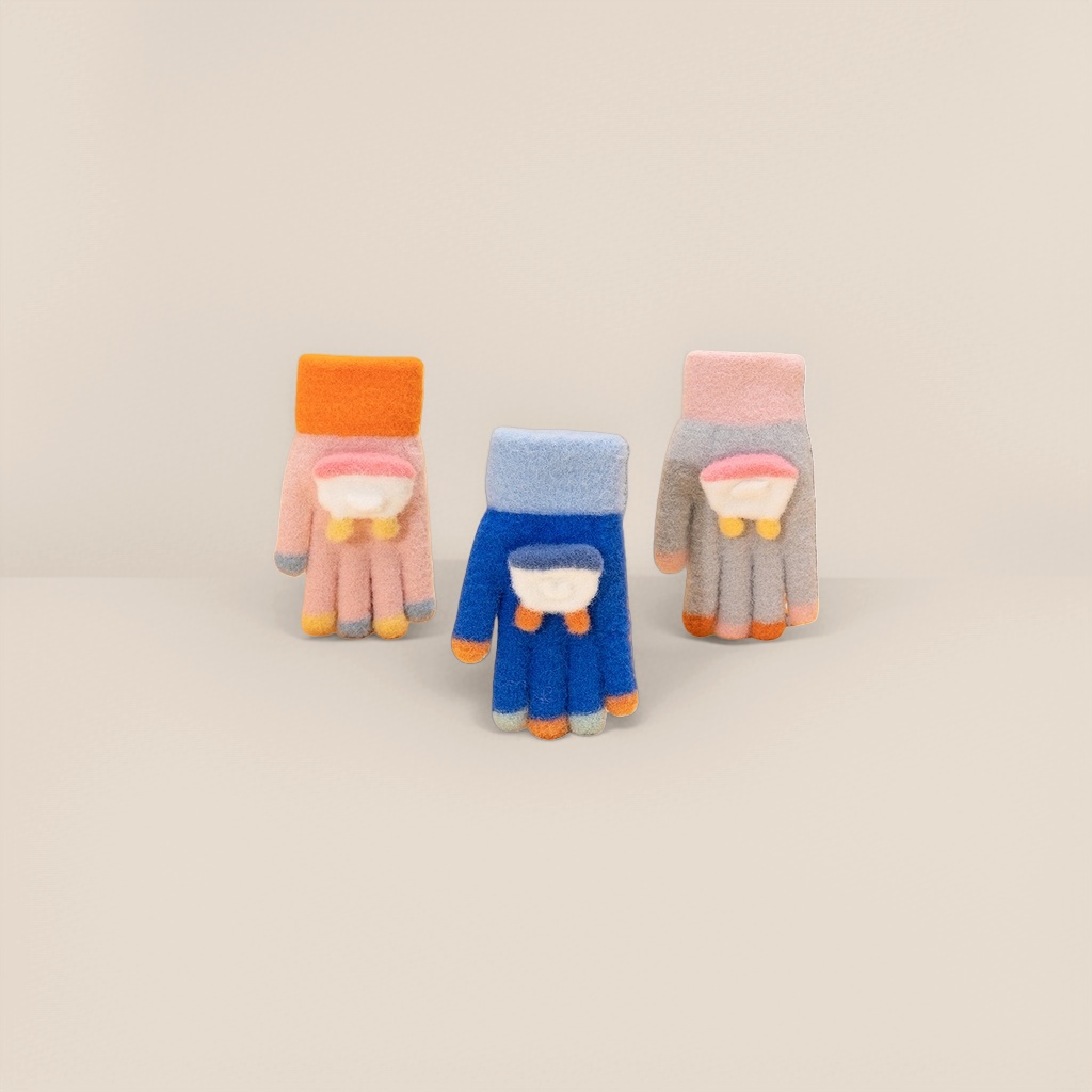 Plush gloves, thickened coral fleece, anti-slip, fingertip touch screen, suitable for both boys and girls Application Scenario
