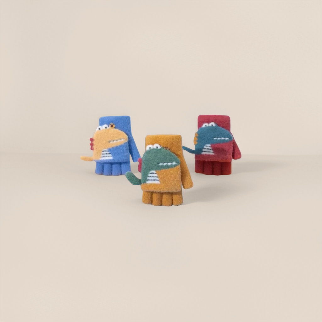Cartoon dinosaur-shaped children's warm gloves are cute and fun, anti-slip and thickened for autumn and winter Application Scenario