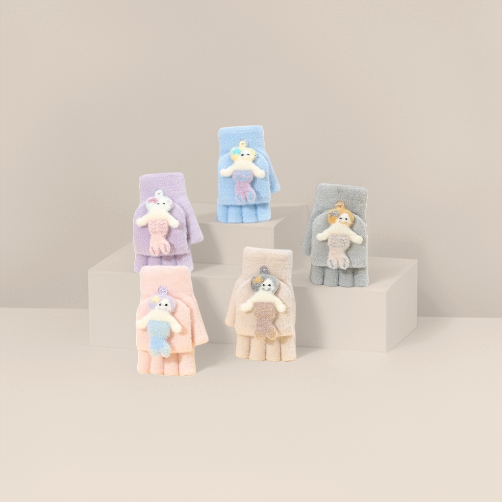 The plush toy-shaped warm gloves are cute and cartoonish, with a soft and fluffy texture and a comfortable touch Application Scenario