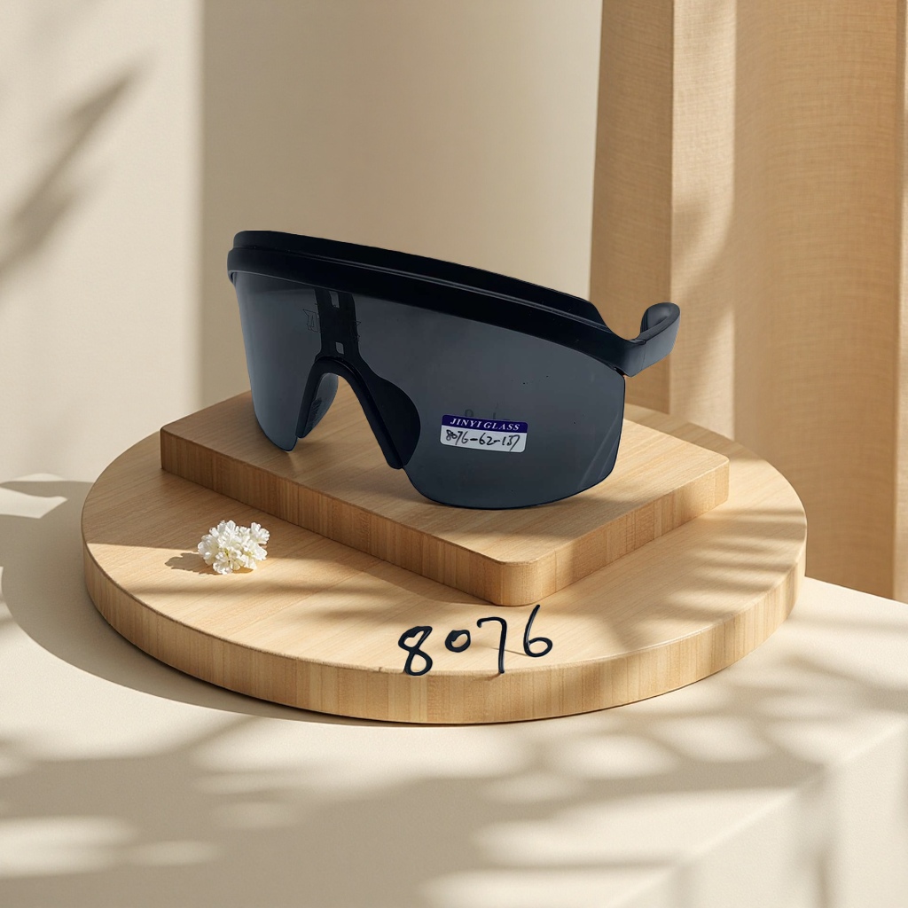 The PC lenses of the black goggles are thickened, scratch-resistant, wear-resistant and lightweight designed