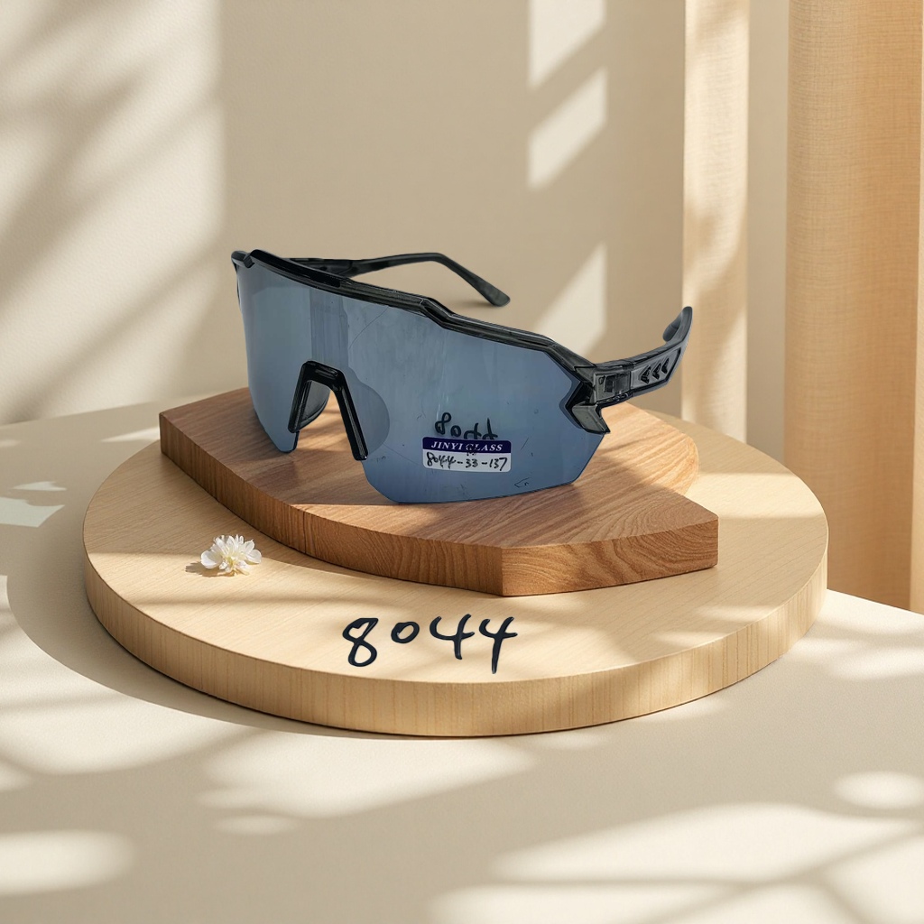 The UV400 unisex sports sunglasses feature a lightweight and anti-slip protective design