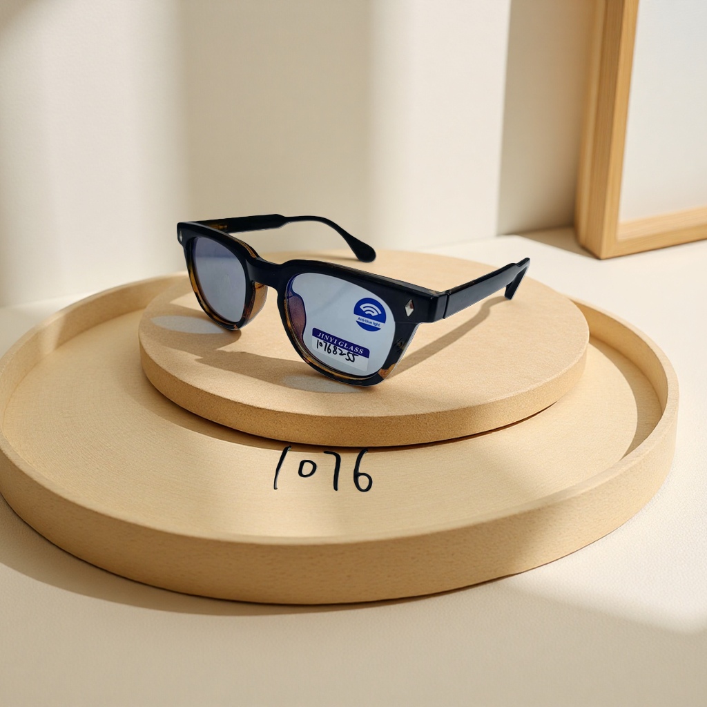 Fashionable anti-blue light myopia glasses can be configured with light and comfortable degrees for daily wear details Picture
