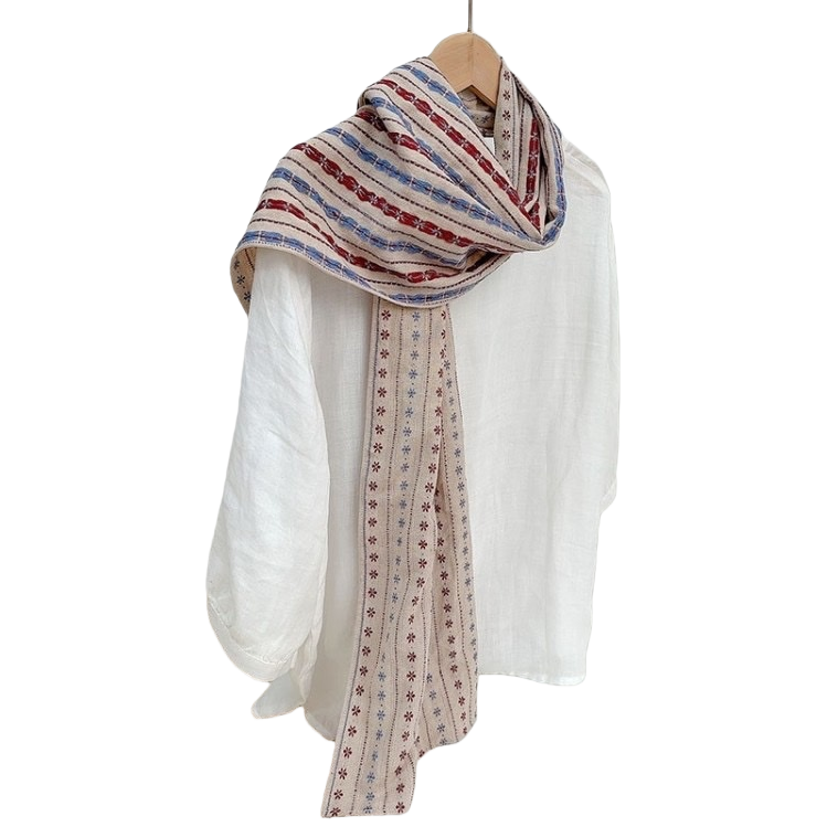 والوشاح الخفيف، الذي يغزله الصوف، يُوزَّع بين الرجال والنساء Item Picture