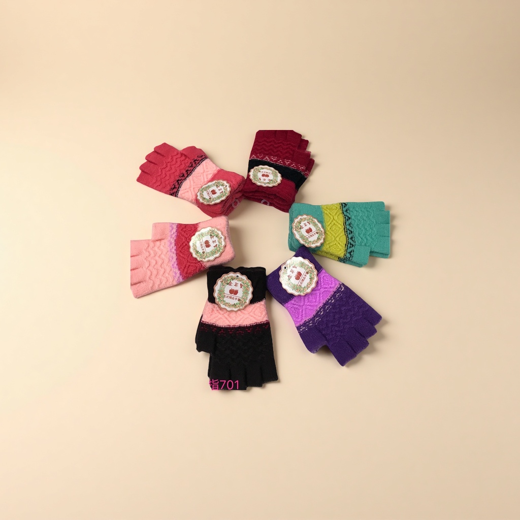 Colorful knitted half-finger gloves for women, warm, anti-slip and breathable for autumn and winter Application Scenario