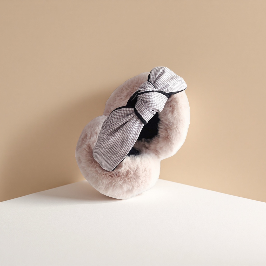 The plush ear cups with bow decoration are warm and cold-proof for women. They are cute and warm for autumn and winter Application Scenario