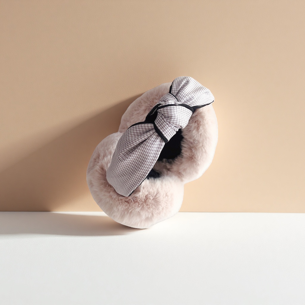 The plush ear cups with bow decoration are warm and cold-proof for women. They are cute and warm for autumn and winter