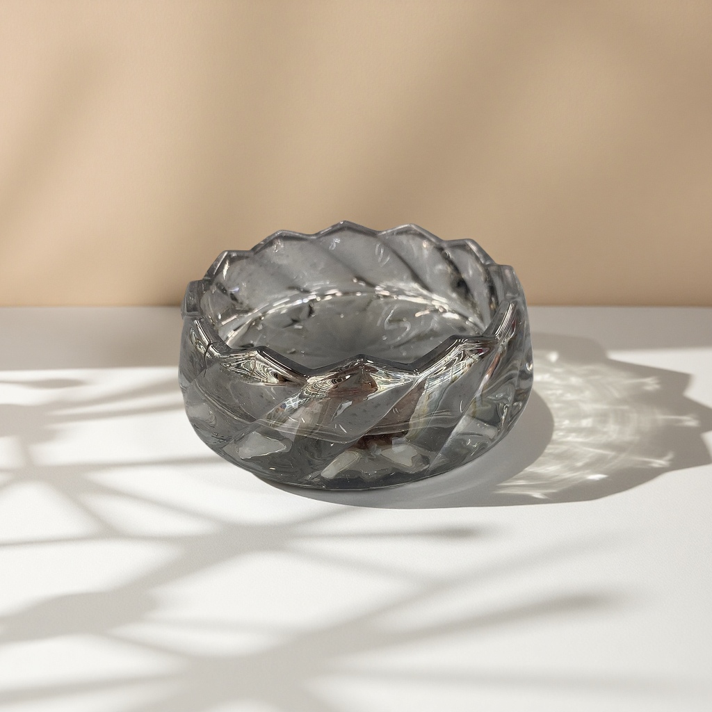 Transparent glass ashtray for household heat-resistant round tabletop storage