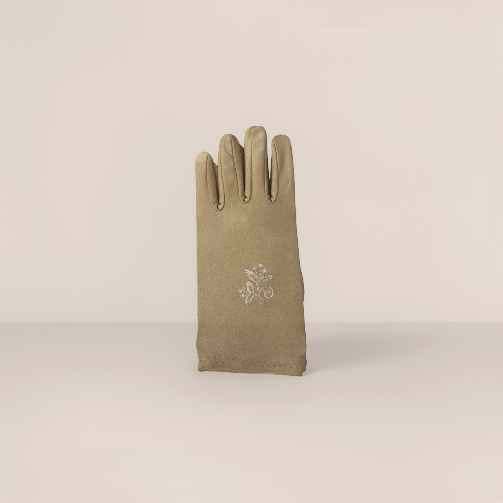 Light-colored embroidered ladies' gloves are elegant and versatile, providing warmth Application Scenario