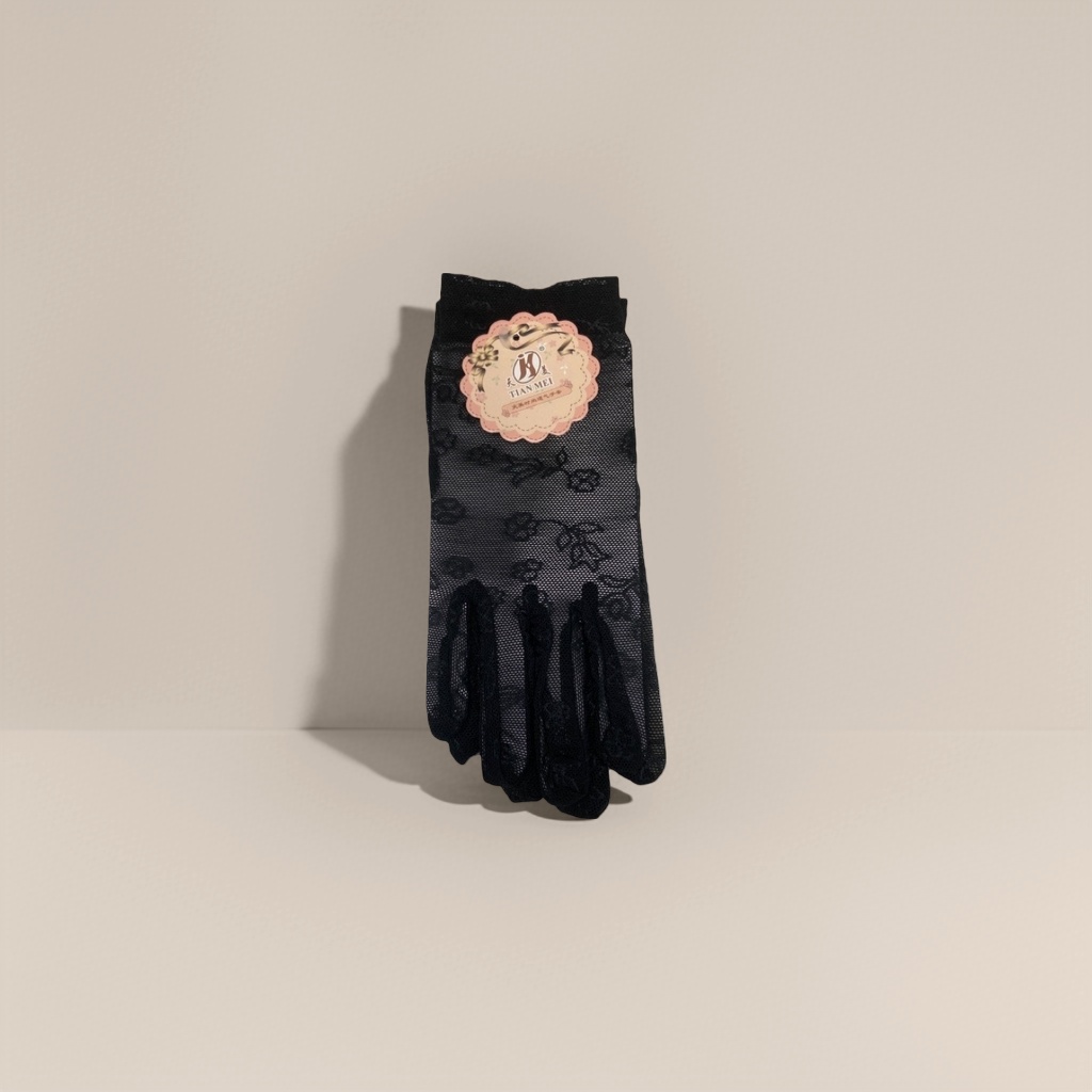 Black lace gloves are the main fashionable gloves for winter
