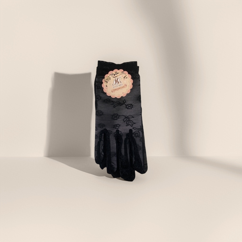 Black lace gloves are the main fashionable gloves for winter details Picture