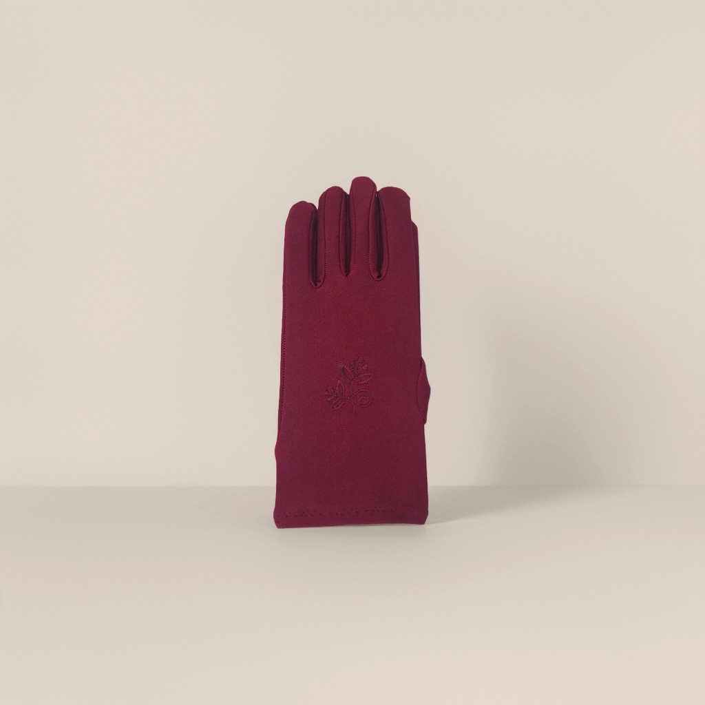 Deep red thickened warm knitted gloves for both men and women to protect hands from the cold in autumn and winter Application Scenario