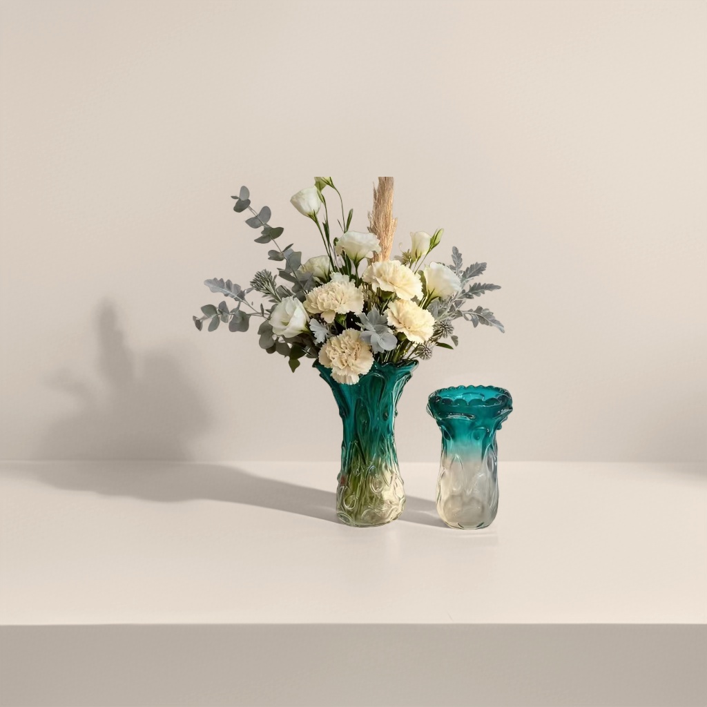 The florist specializes in using ceramic vases for home flower arrangements, which are large-capacity and wide-mouthed Specification image