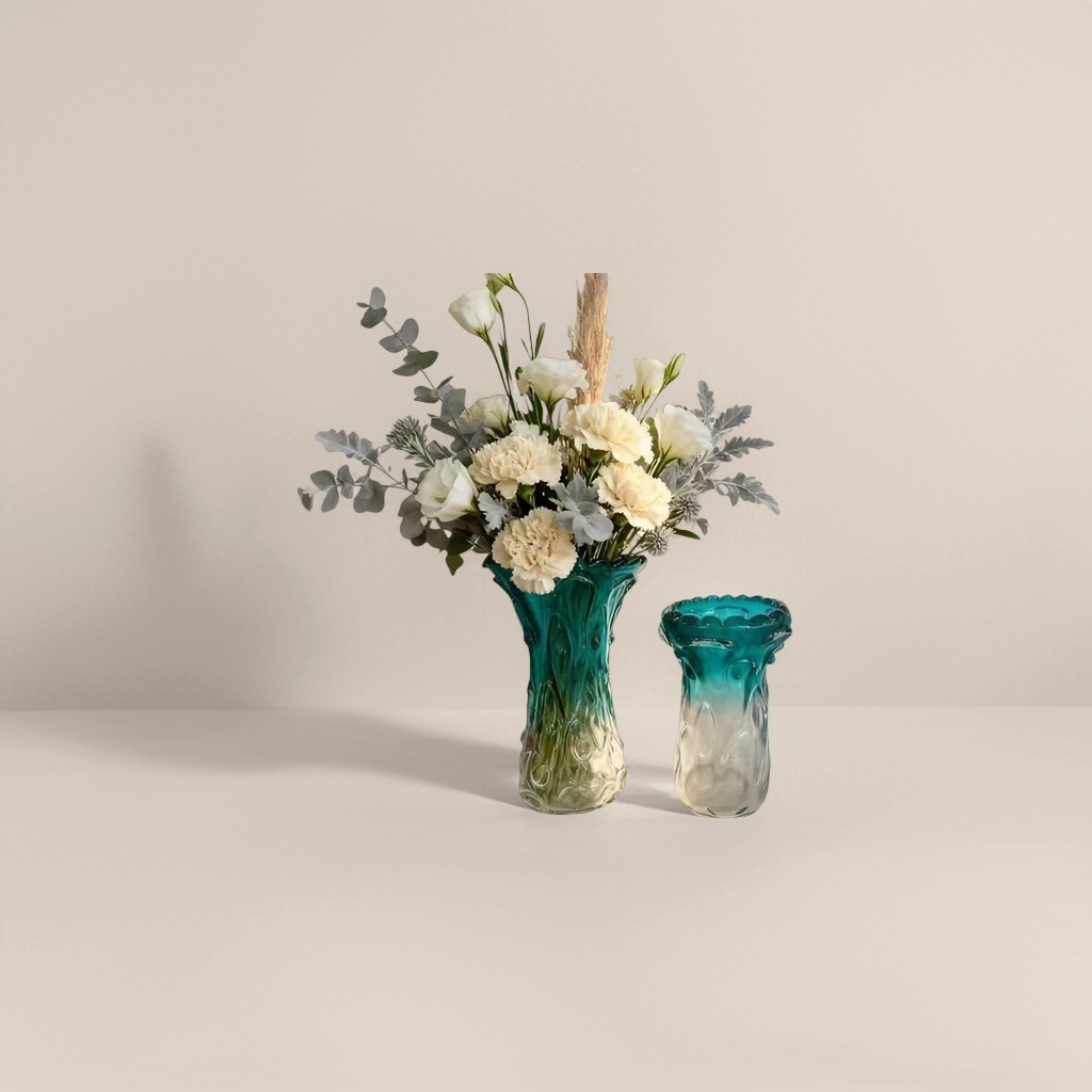 The florist specializes in using ceramic vases for home flower arrangements, which are large-capacity and wide-mouthed details Picture