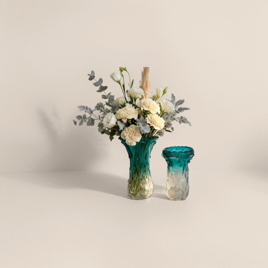 The florist specializes in using ceramic vases for home flower arrangements, which are large-capacity and wide-mouthed Application Scenario