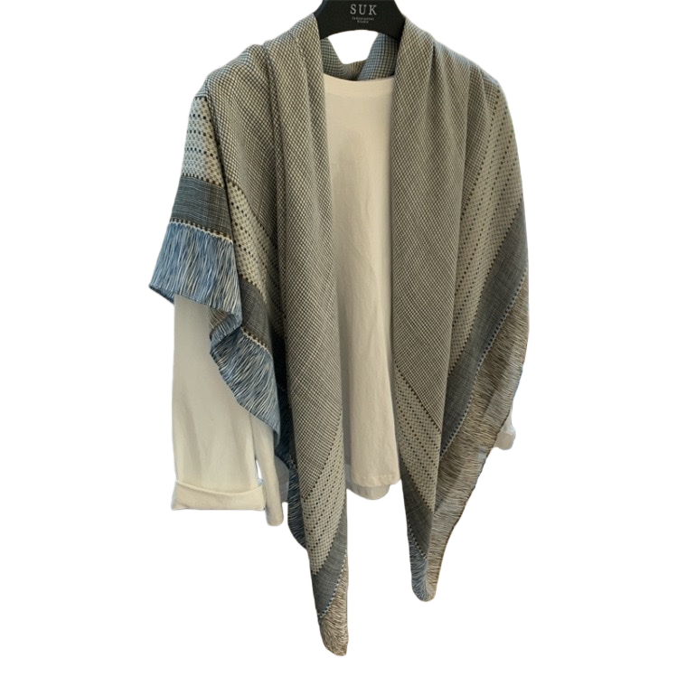 والوشاح الخفيف، الذي يغزله الصوف، يُوزَّع بين الرجال والنساء Item Picture