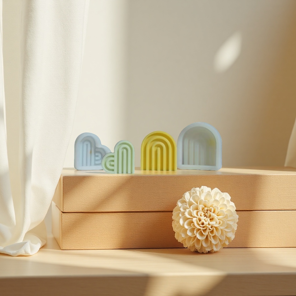 Heart-shaped candles, rainbow-shaped candles, indoor atmosphere decoration items and ornaments details Picture