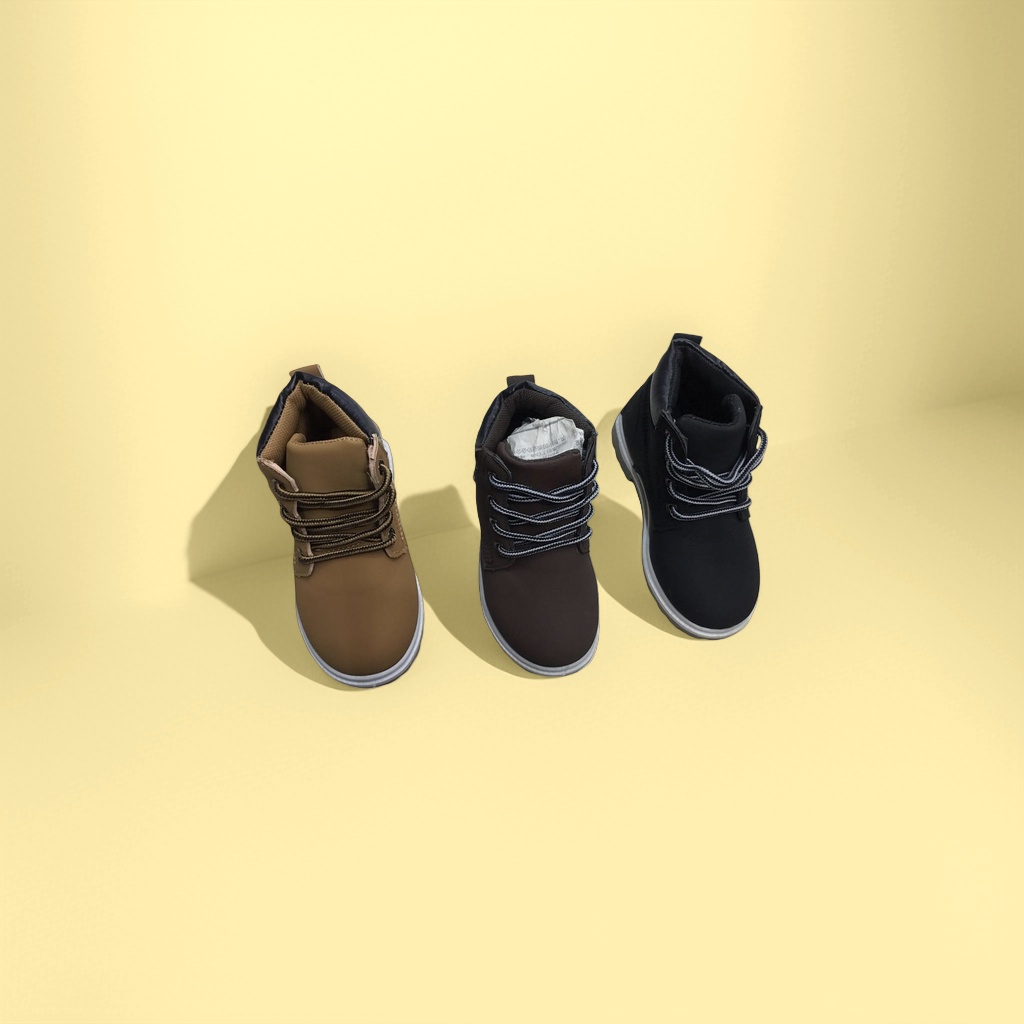 Three pairs of high-top shoes in black, white and grey are available for both men and women. They are casual sneakers