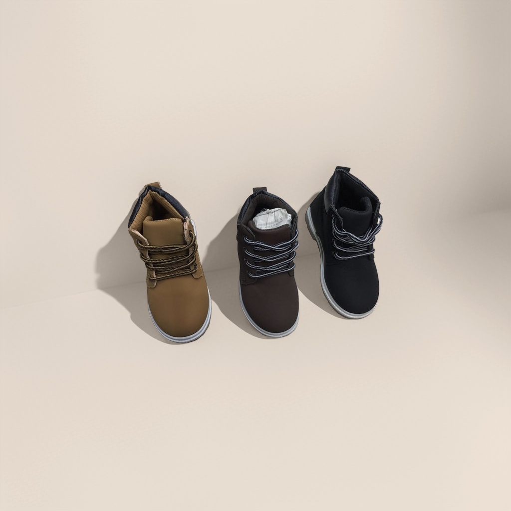 Three pairs of high-top shoes in black, white and grey are available for both men and women. They are casual sneakers Specification image