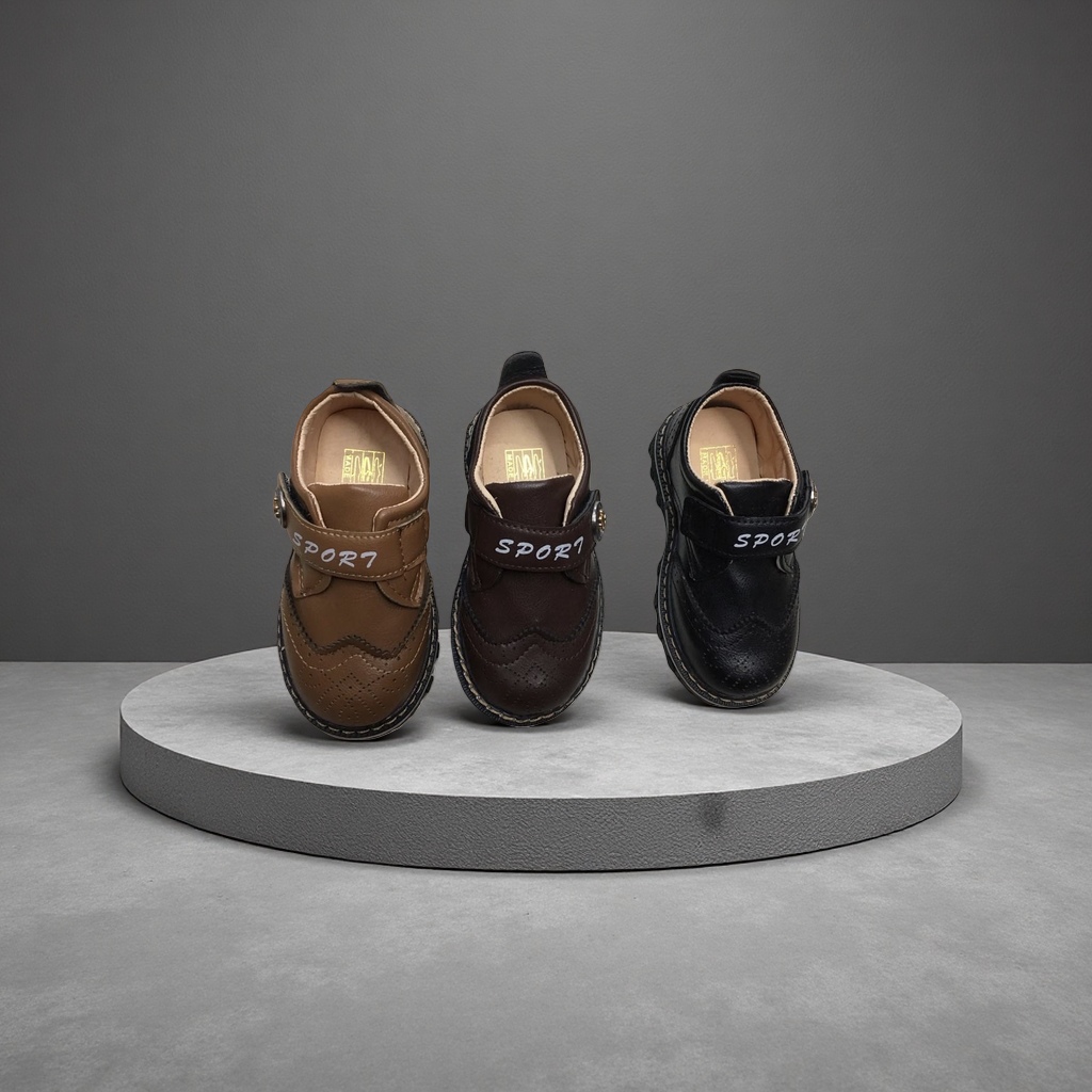 Three pairs of children's leather shoes, brown, dark brown, black, SPORT letter style with brand label Application Scenario