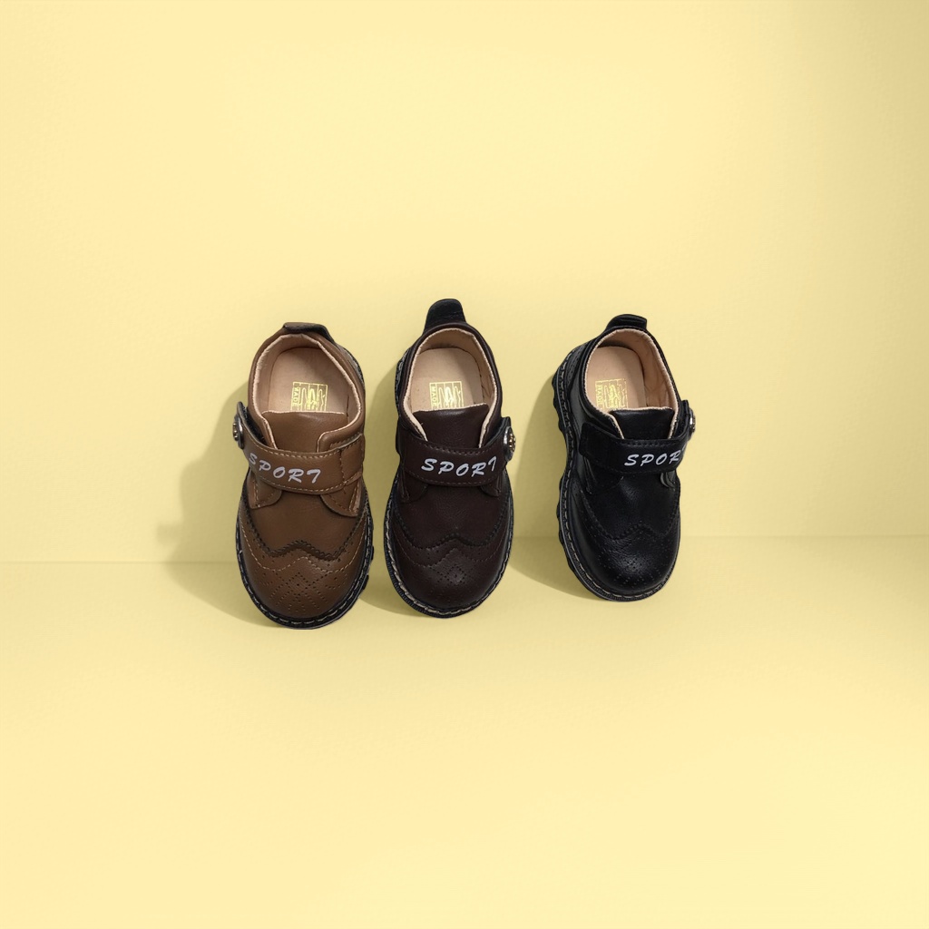 Three pairs of children's leather shoes, brown, dark brown, black, SPORT letter style with brand label details Picture