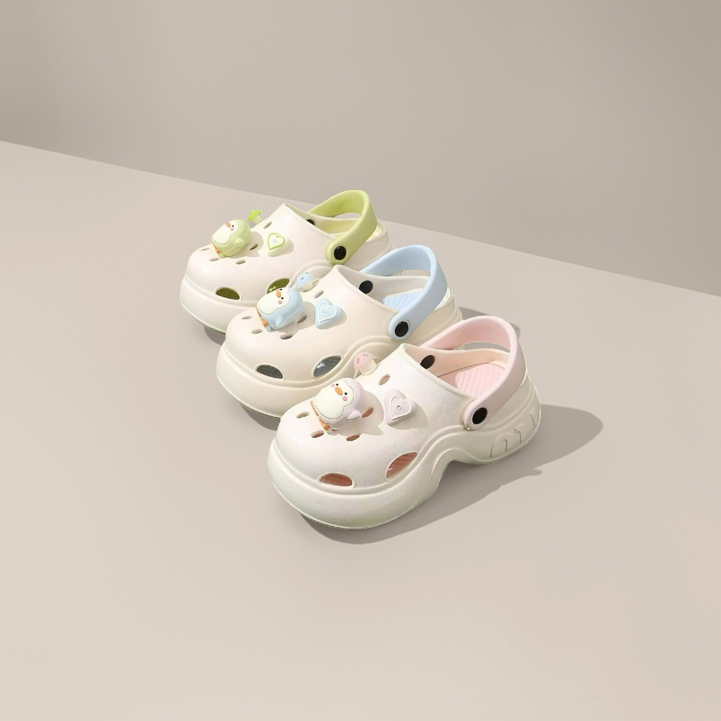 Cartoon-decorated crocs are fashionable, versatile, anti-slip and breathable summer sandals Item Picture