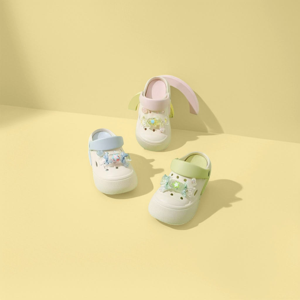Cute decorated children's crocs, breathable and anti-slip summer sandals Item Picture