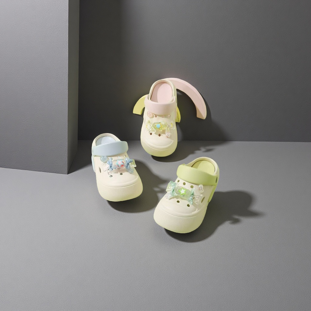 Cute decorated children's crocs, breathable and anti-slip summer sandals details Picture