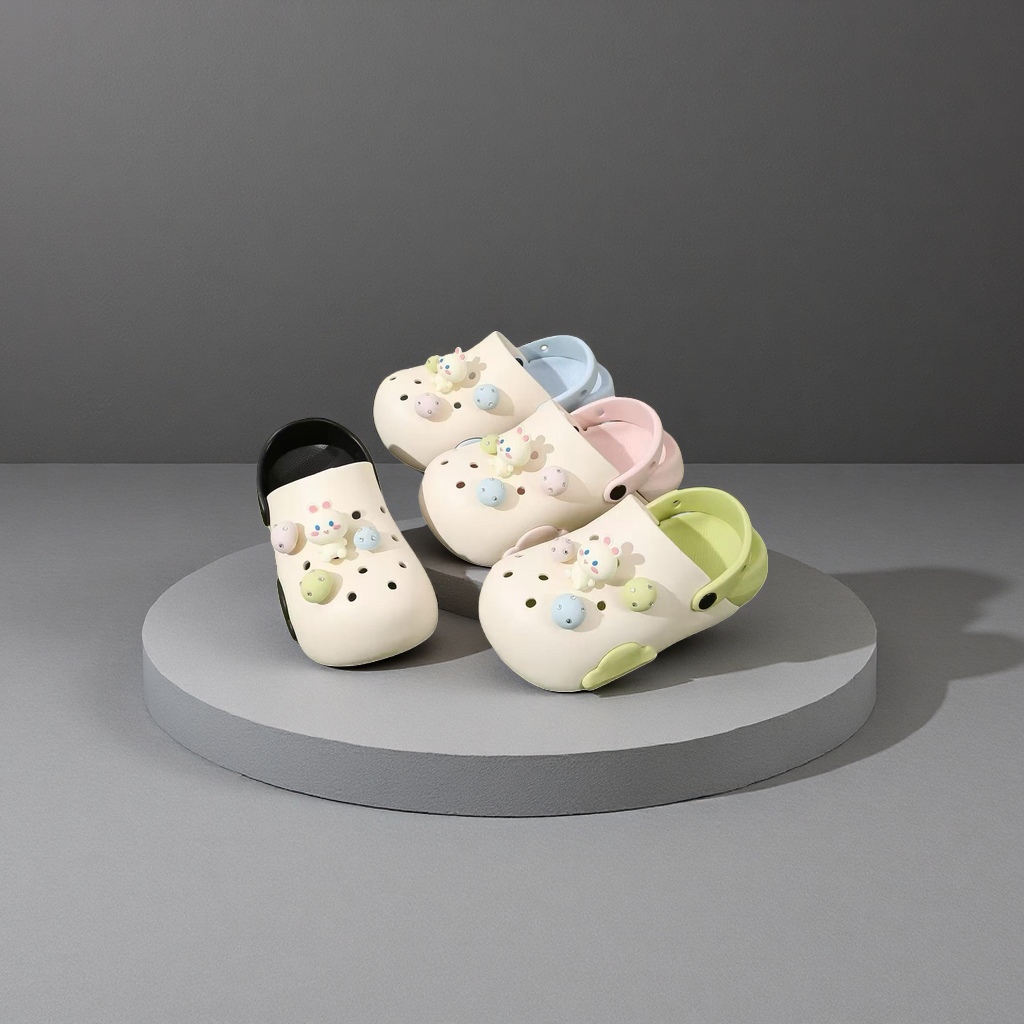 Cute cartoon-decorated crocs, EVA soft-soled, lightweight, breathable and casual shoes Application Scenario