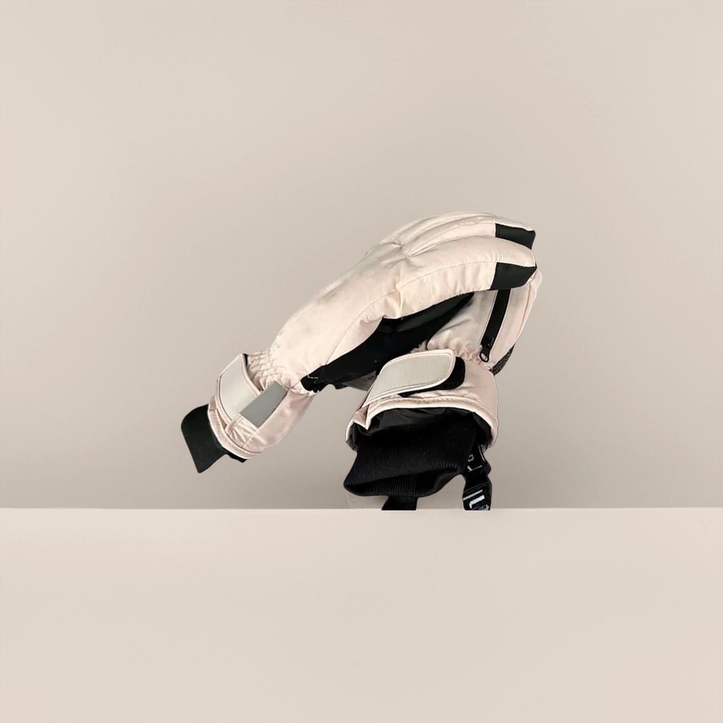 Multi-functional ski gloves for both men and women, thickened warm and anti-slip touch screen gloves Application Scenario