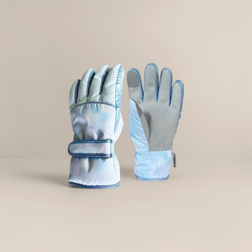 The multi-functional ski gloves are made of windproof and waterproof fabric with thickened fleece lining, suitable for both men and women Application Scenario