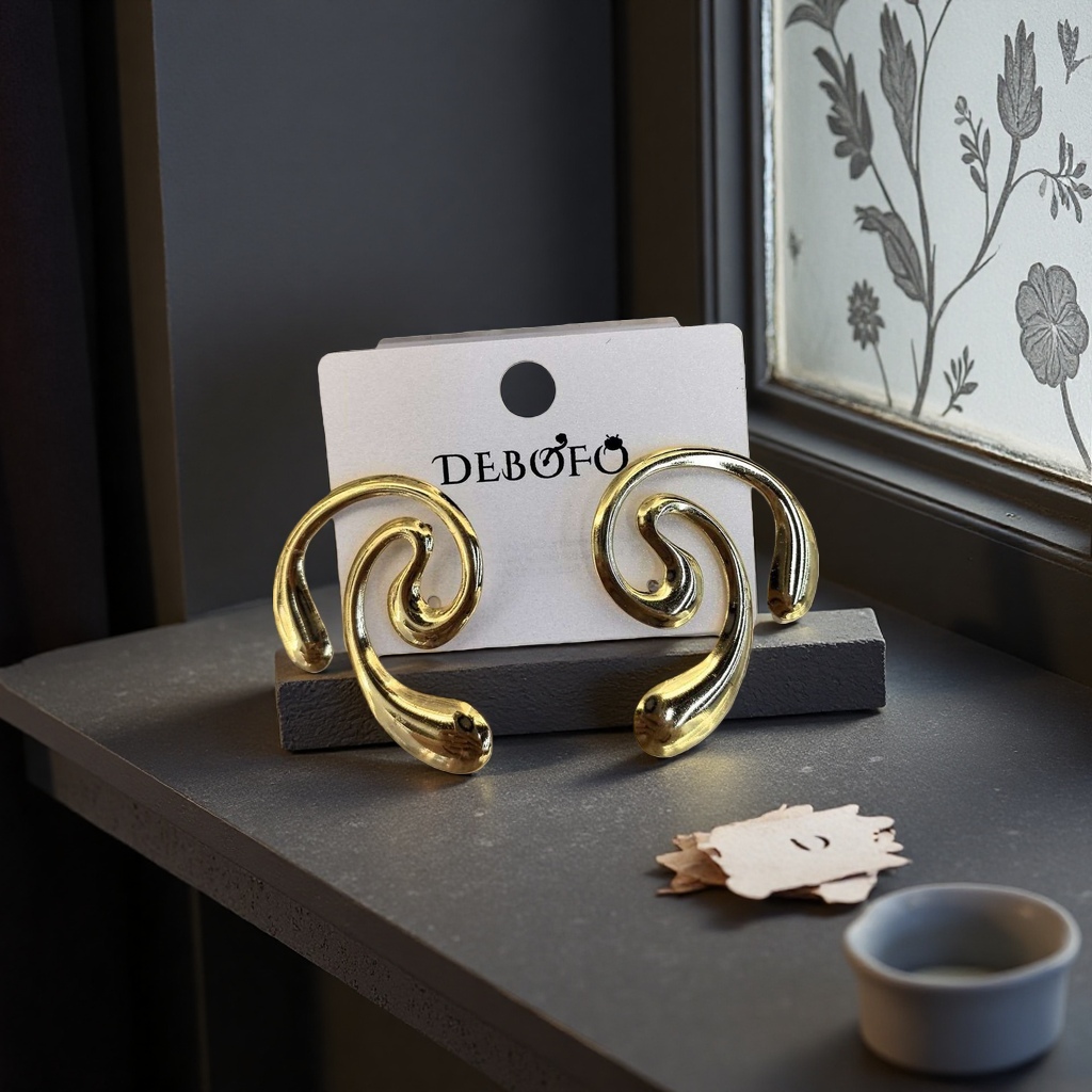 Golden spiral earrings, fashionable, simple and versatile earrings, ladies' stud earrings Application Scenario