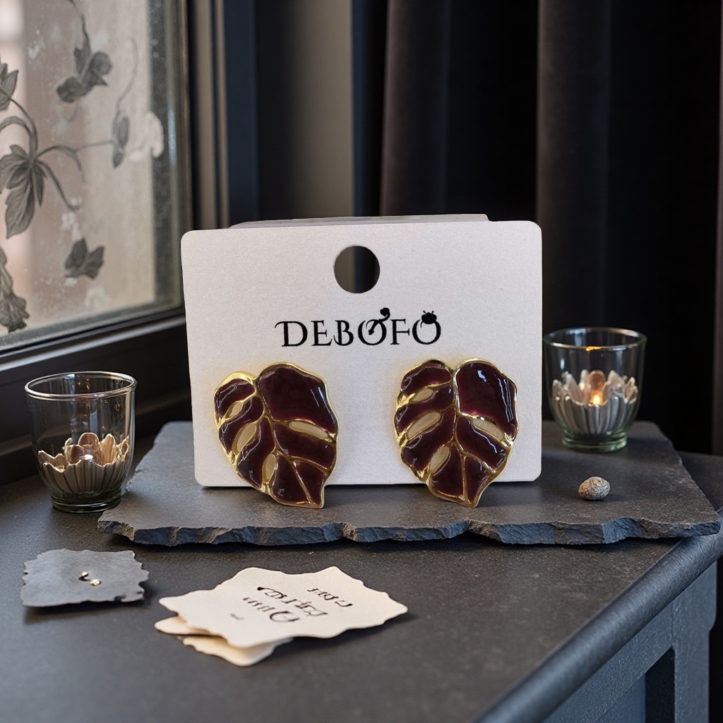 The leaf-shaped earrings and stud earrings feature a fashionable and simple design, which is light and comfortable to wear