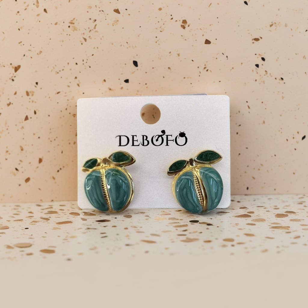 A pair of fashionable and simple earrings and light luxury alloy stud earrings for women