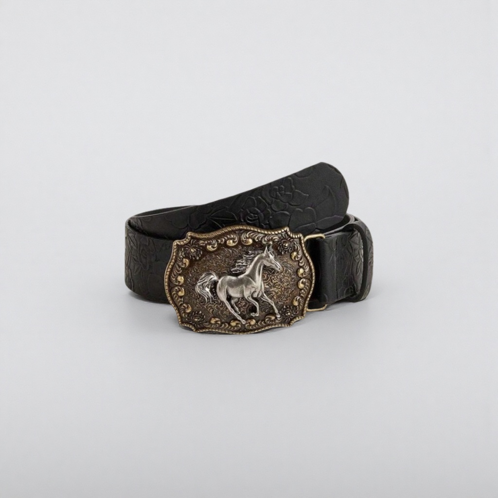 A black belt with horse-shaped metal buckles and a men's leather belt is simple and fashionable details Picture