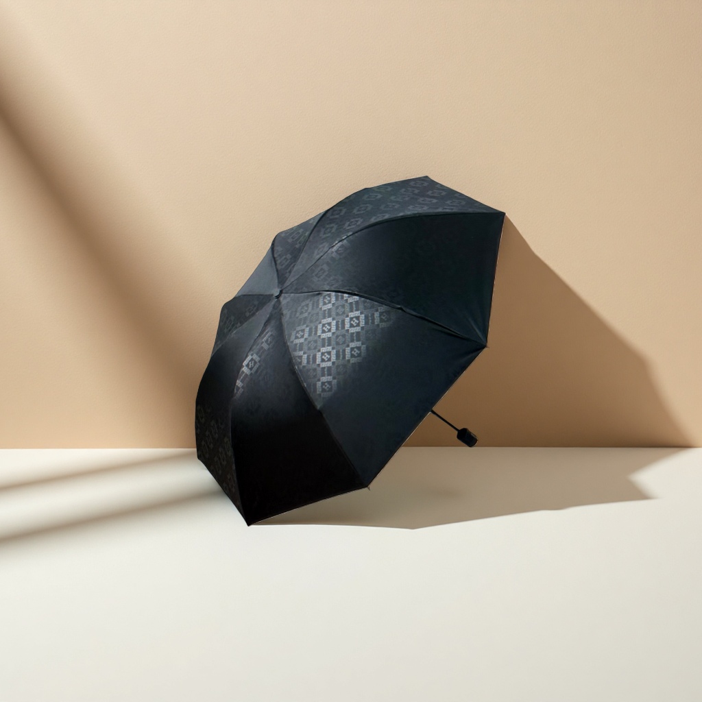 Black pattern umbrella, fashionable printed, all-weather, waterproof, sun-proof, lightweight and foldable Application Scenario