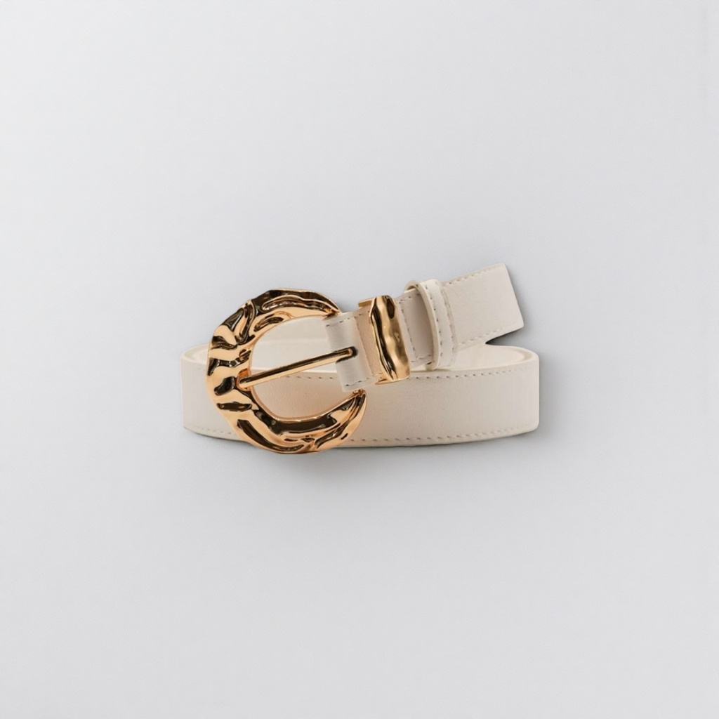 A simple and versatile men's belt with a white belt and golden metal buckle