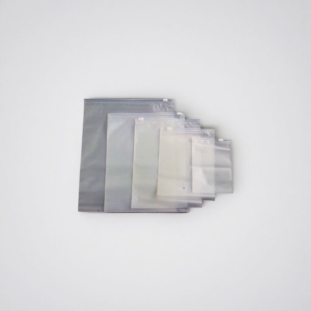 Clothing zipper bags, transparent plastic bags, self-sealing bags, dust-proof storage bags can be reused Application Scenario
