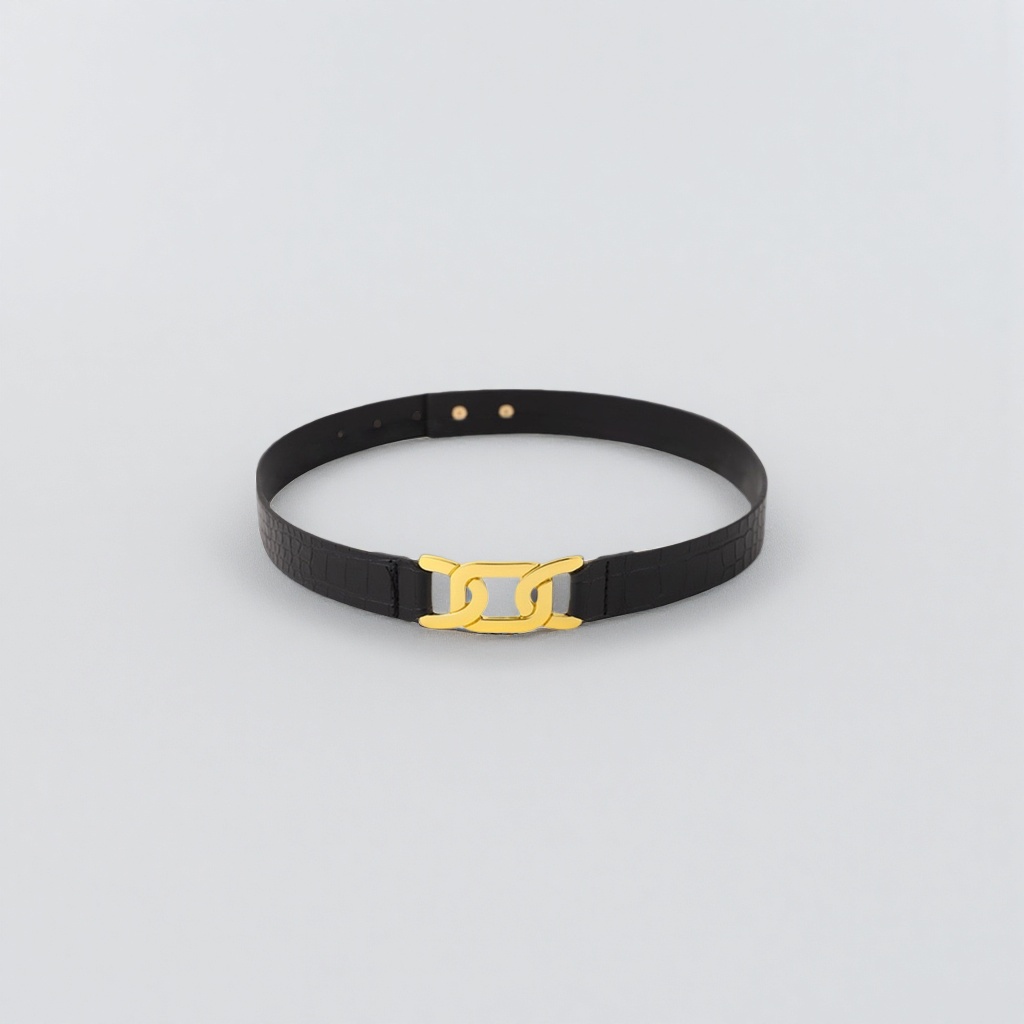 A black crocodile-patterned leather belt with a golden chain buckle is a fashionable and versatile men's belt details Picture