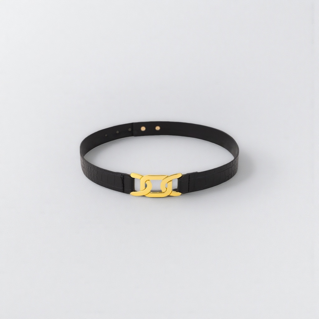 A black crocodile-patterned leather belt with a golden chain buckle is a fashionable and versatile men's belt
