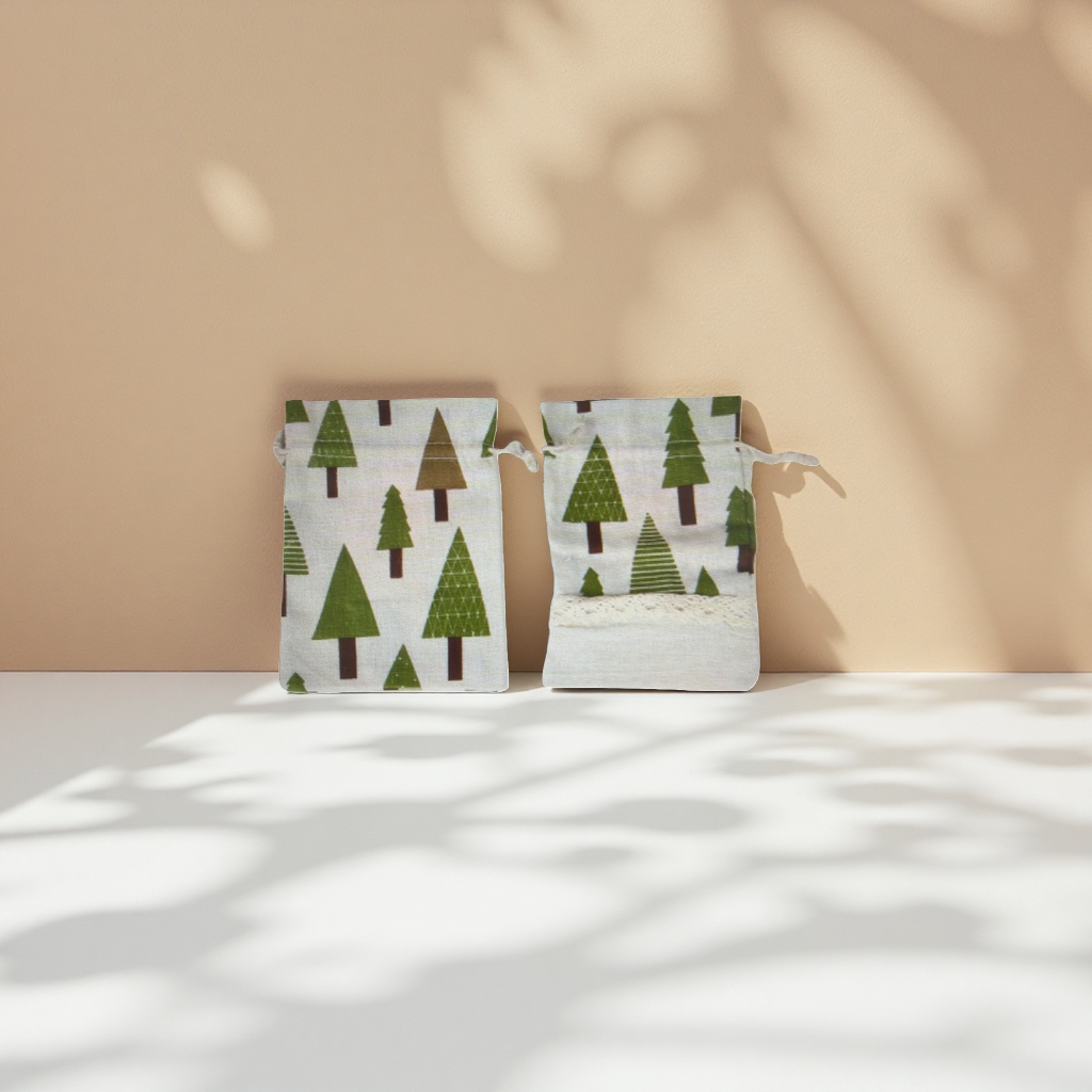Creative patterned cotton and linen fabric hand-held shopping bags are environmentally friendly and reusable