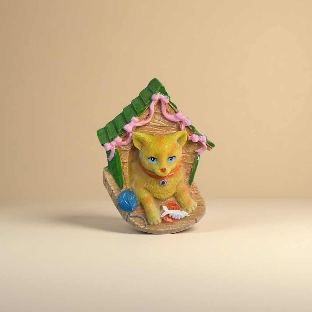 Yellow cat-shaped cat house ornaments, cute and adorable pet home decoration, refrigerator stickers, ocean metal stickers, refrigerator stickers Specification image