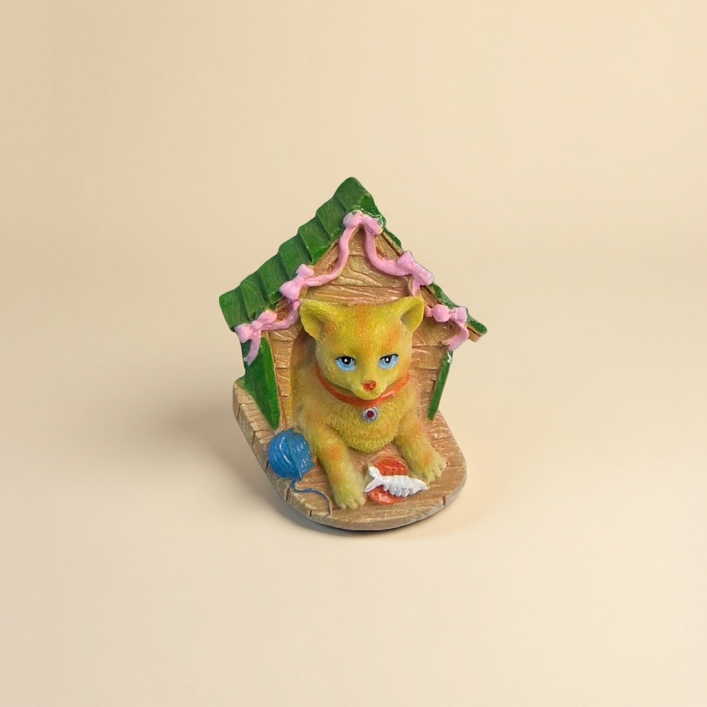 Yellow cat-shaped cat house ornaments, cute and adorable pet home decoration, refrigerator stickers, ocean metal stickers, refrigerator stickers Application Scenario
