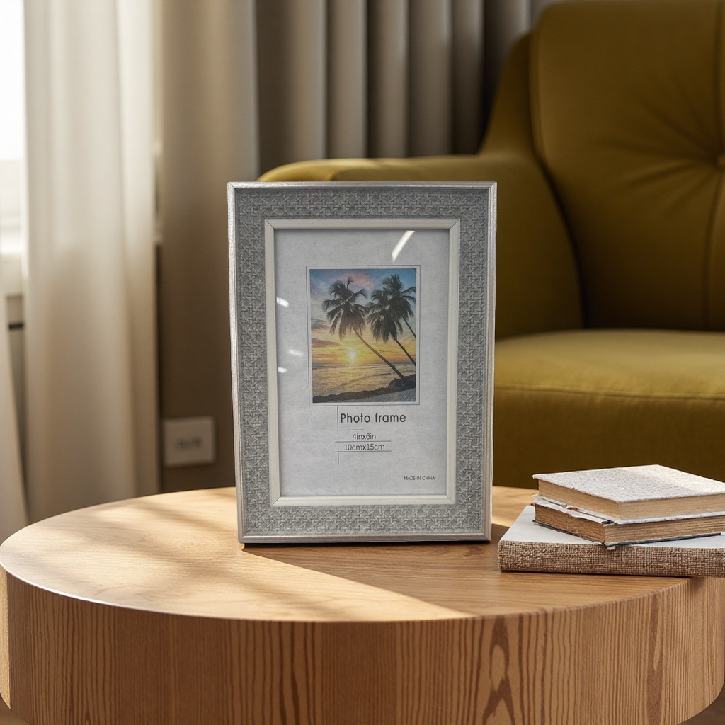 The simple Nordic-style wooden photo frame is suitable for photo decoration in the living room and bedroom as a desktop ornament
